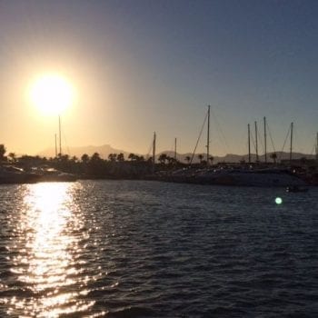 Haven Puerto de Alcudia met zonsondergang