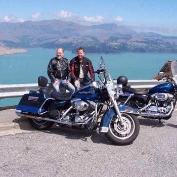 Op de achtergrond de natuurlijke haven van de stad Christchurch,  Lyttleton Harbour.  Kolen- en houtoverslag en aanlegplaats voor de Cruiseboten. Op de achtergrond ligt in een andere natuurlijke inham de oude Franse nederzetting Akaroa.