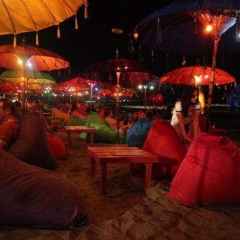 Het strand van seminyak savonds