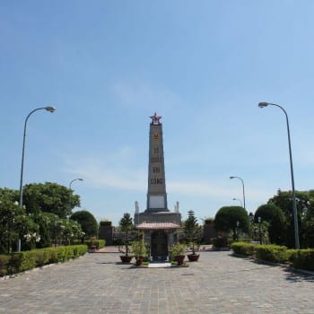 Monument voor de overledenen tijdens de oorlog  net buiten Hoi An