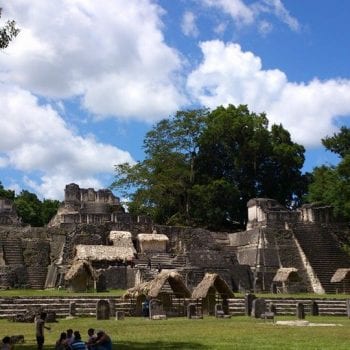 Het iconische beeld van het centrale plein van Tikal