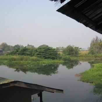 Uitzicht op river Kwai vanuit hotel in Kanchanaburi