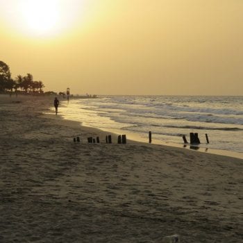 Kotu beach bij schemering