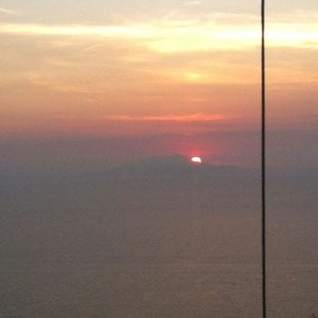 Zon gaat onder achter Capri (vanaf terras)