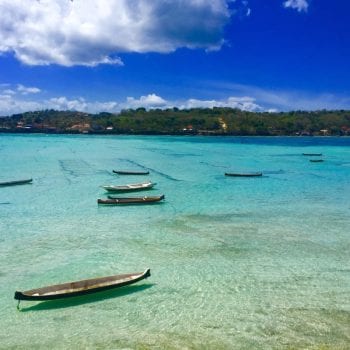 Helder water met Nusa Lembongan op de achtergrond