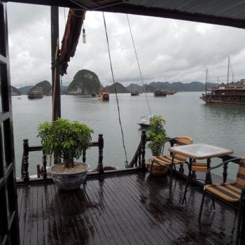Zicht vanaf onze boot in Halong Bay, hier regent het maar we hadden veel mooi weer