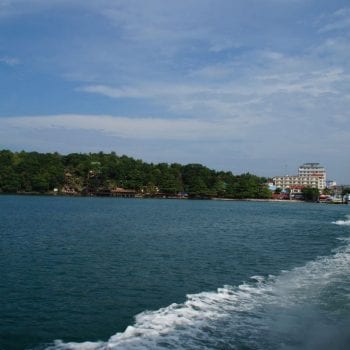 Uitzicht over Sihanoukville vanaf de boot naar Koh rong Sanloem