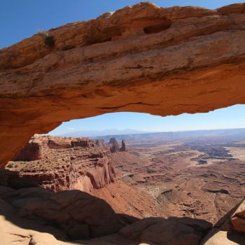 Canyonlands - achter de arch een indrukwekkende opengespleten bodem