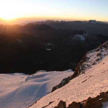 Uitzicht zonsopkomst vanaf de top 6088m