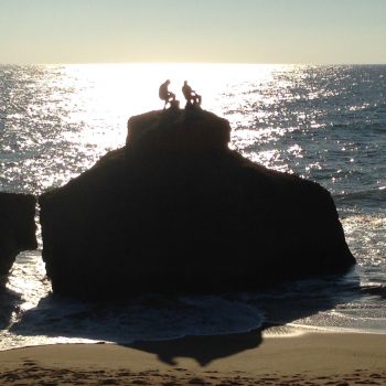 Vissers op hun "troon" aan de kust van de Algarve