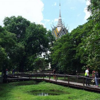 Monument midden in de killing fields