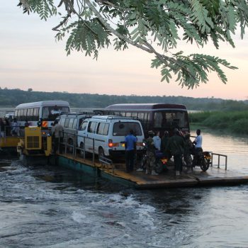 Met de boot over voor de game-drive vroeg in de ochtend