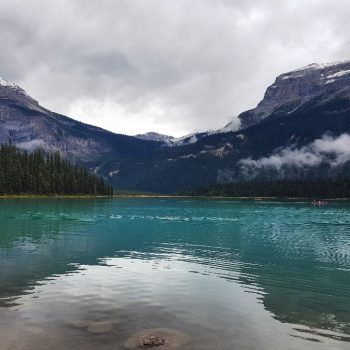 Prachtig blauw water bij Emerald Lake 