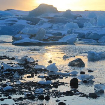 Het gletsjermeer Jokularson met de ondergaande zon