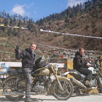 Royal Enfield motoren bij Tsomgo Lake 