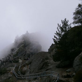 Mororock trail. We liepen de wolken in. 