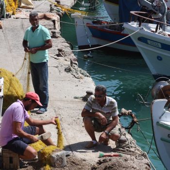 Vissers in Hieraklion boeten nog steeds hun netten als weleer...
