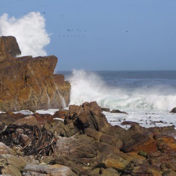 De zee beukt tegen de kaap op