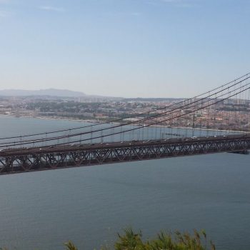 De brug Ponte 25 de Abril 