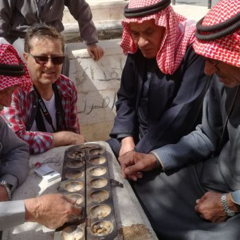 oude mannen doen spelletjes op het Al Ein Plaza 