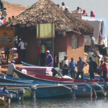 plaatselijke markt aan de oevers van het meer