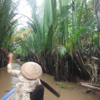Kleine bootje door de Mekong delta