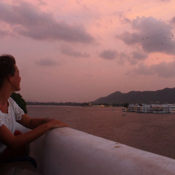 Zonsondergang in Udaipur met uitzicht over het meer en vleermuizen in de lucht