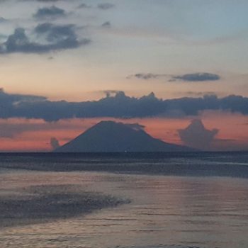 Uitzicht vanuit Manado op eiland Bunaken