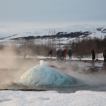 Geysir voordat hij uitspat... Een van de hoogtepunten en drukste bezienswaardigheid van de Golden Circle