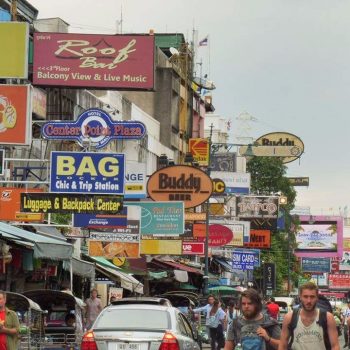 Het drukke toeristische khao san road in Bangkok