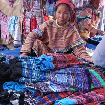 De kleurrijke bac ha market 