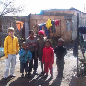 blank en zwart verenigd in de sloppenwijk Soweto 