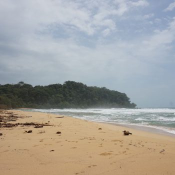 Prachtig strand aan de ruige kant