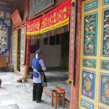 Bai dame bij Tibetaanse tempel