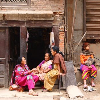 Lieve mevrouwtjes gezellig aan het kletsen in Kathmandu
