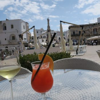 Heerlijk drankje op terras in Ustini