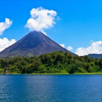 Costa Rica heeft veel vulkanen. 