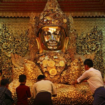 Mahamuni Buddha waar het goud opgeplakt wordt