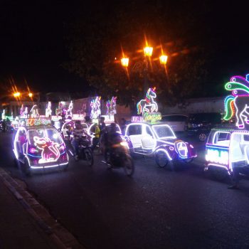 verlichte auto's voor het koninklijk paleis in Yogyakarta