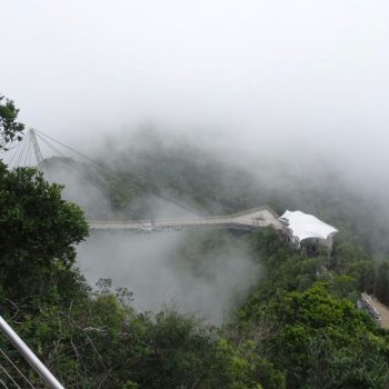 Skybridge plus bewolking 