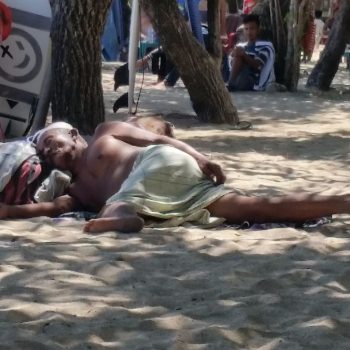 Strand van Kuta. Altijd wat te zien