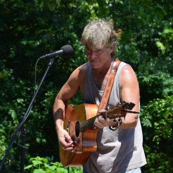 theguitar man die elke zaterdag in de zomer speelt