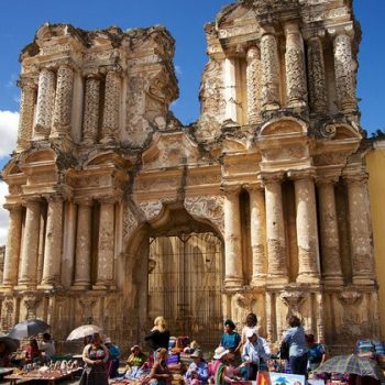 Ruines en markt in Antigua