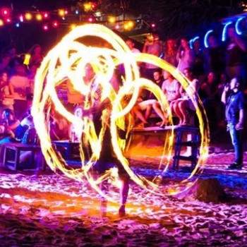 Verschillende vuurshows op het eiland