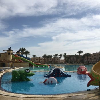 Paar zwembaden bij het resort