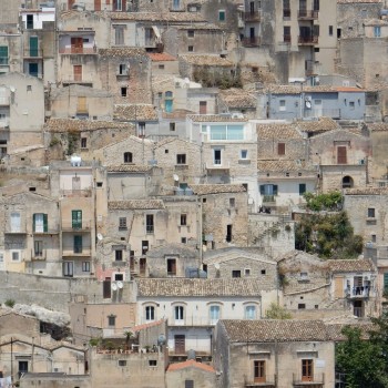Dorpjes tegen de bergen Zuid Sicilië