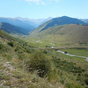 Bergachtig landschap richting Kaindy Lake