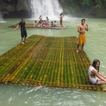 Bamboe vlot bij Kawasan Waterfalls