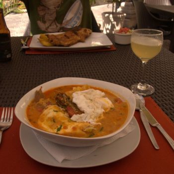 Chupe de camarones met een pisco sour 