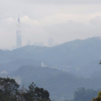 Taipei 101 in de wolken